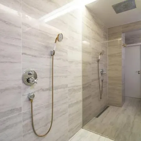 Extravagant-2 Bedrooms-bronze København